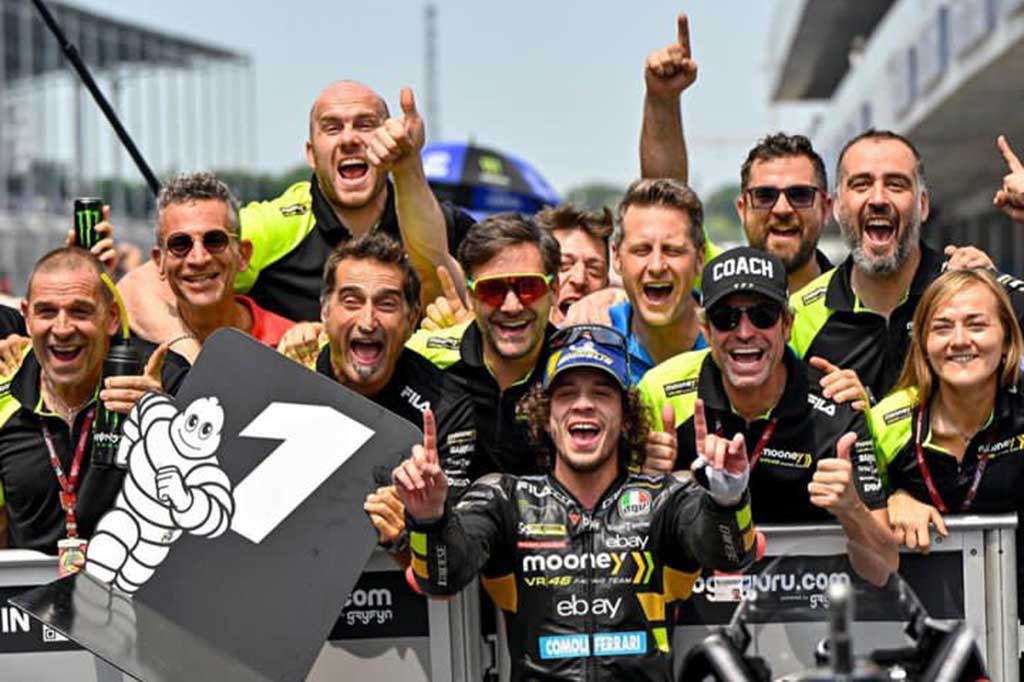 Bezzecchi mencatatkan waktu 1:43.947 sebagai rekor lap perdana di India, usai bersaing sengit dengan Jorge Martin (Prima Pramac) yang finis di posisi kedua dengan selisih waktu 0,043 detik.