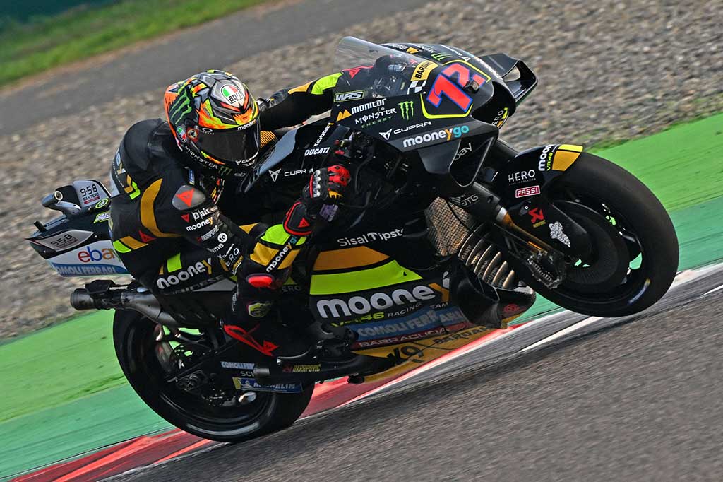 “Itu sulit tapi pagi ini saya merasa lebih baik dengan motornya,” kata Bezzecchi. “Sangat bahagia untuk pole position ini. Penting untuk memulai sprint dan balapan besok di pole.”