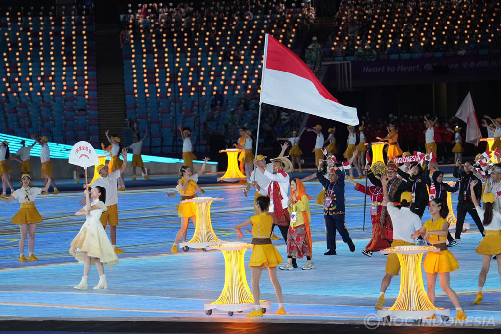Opening Ceremony Asian Games 2022 Hangzhou, Tiongkok berlangsung meriah, Sabtu, 23 September 2023. Tim Indonesia tampil membawa keberagaman budaya lewat semboyan Bhineka Tunggal Ika. Keberagaman budaya Indonesia direpresentasikan melalui pakaian adat yang ditampilkan saat defile pembukaan.