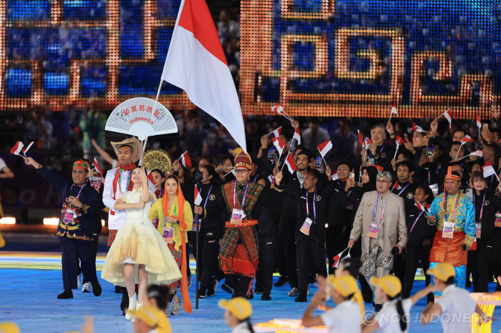 Perwakilan atlet, ofisial dari cabang olahraga Renang, voli indoor, hockey, modern pentathlon, wushu, taekwondo, anggar, judo, rowing, tennis, skateboard dan tinju serta tim Chef de Mission (CdM), ikut ambil bagian dalam defile upacara pembukaan tersebut. 