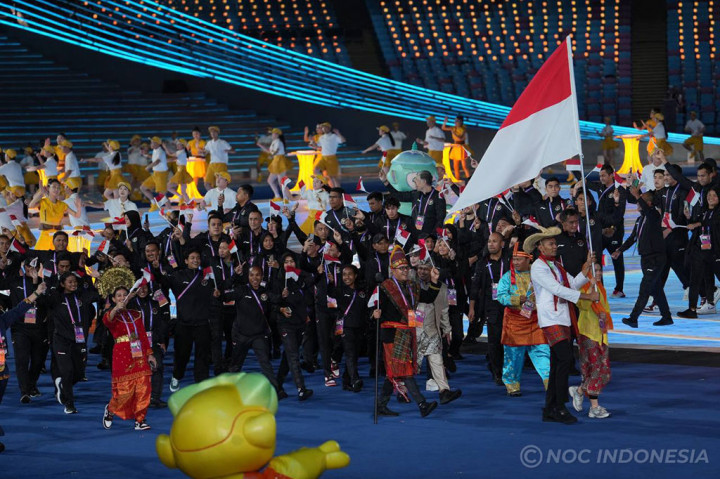 Dalam defile upacara pembukaan tersebut, Nandhira mengenakan baju kurung adat Betawi, sedangkan Hernanda Zulfi memakai baju adat Rote, pulau di ujung paling selatan Indonesia yang masuk dalam wilayah Nusa Tenggara Timur. 