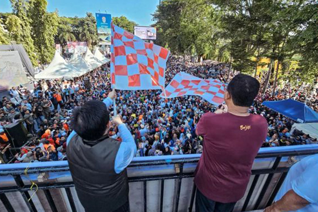 Pada kesempatan itu, mantan Gubernur DKI Jakarta itu sempat menyentil kegiatan serupba yang pernah digelar di lokasi yang sama, yang juga dihadiri bakal calon Presiden Prabowo Sibianto, yang bertajuk Jalan Anti Mager yang diselenggarakan Pemerintah Provinsi Sulawesi Selatan Agustus lalu. Acara tersebut dihadiri 420 ribu orang dan mendapat penghargaan MuRI.