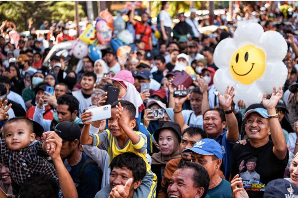 Sementara itu, Cak Imin, sapaan akrab Muhaimin Iskandar yang juga berkesempatan hadir pada Jalan Gembira tepat dihari kelahirannya, merayakan ulang tahunnya ke-57 di tengah-tengah massa masyarakat. Dia pun memuji masyarakat Sulsel yang sangat antusias dalam kegiatan itu.