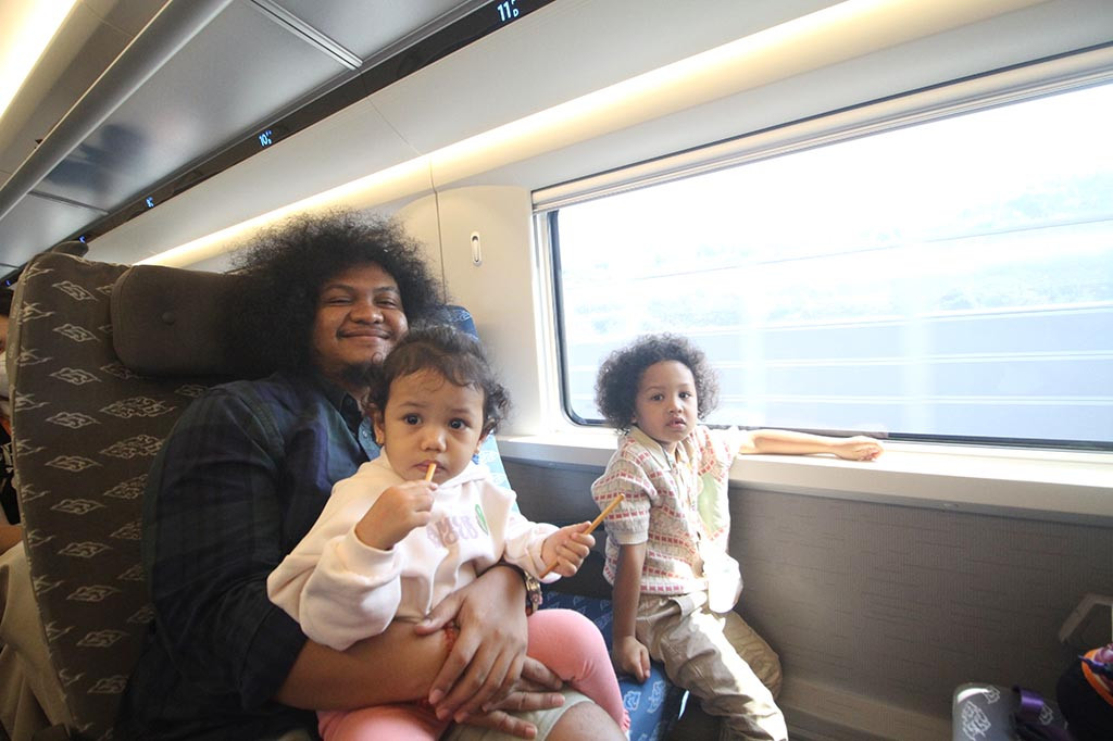 Pantauan Medcom.id, tidak hanya masyarakat umum, namun ada salah satu komika Indonesia yang turut hadir merasakan uji coba gratis kereta cepat tersebut, yakni Priya Prayogha Pratama atau yang akrab disapa dengan nama Babe Cabiita.