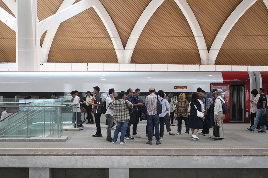 PT Kereta Cepat Indonesia China (KCIC) atau yang sekarang disebut KA Cepat Whoosh telah melewati masa periode uji coba periode pertamanya pada hari ini, Minggu, 24 September 2023. Masyarakat pun cukup antusias dalam ikut uji coba gratis Kereta Cepat Jakarta-Bandung ini.