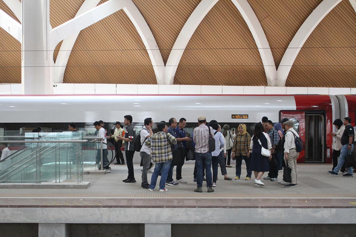 PT Kereta Cepat Indonesia China (KCIC) atau yang sekarang disebut KA Cepat Whoosh telah melewati masa periode uji coba periode pertamanya pada hari ini, Minggu, 24 September 2023. Masyarakat pun cukup antusias dalam ikut uji coba gratis Kereta Cepat Jakarta-Bandung ini.