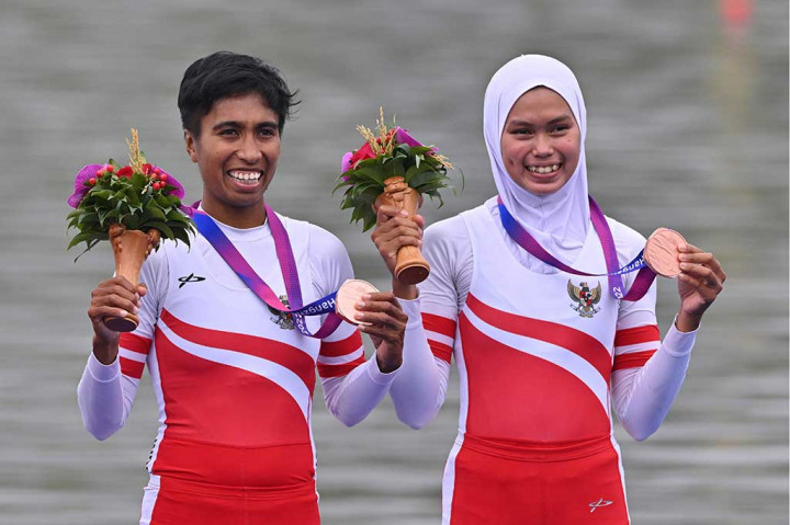 Perunggu pertama bagi tim dayung Indonesia sekaligus medali pertama bagi Kontingen Merah Putih dipersembahkan oleh Chelsea Corputty dan Mutiara Rahma Putri dari nomor lightweight women's double sculls yang dilombakan di Fuyang Waters Sports Centre pada hari yang cukup cerah.