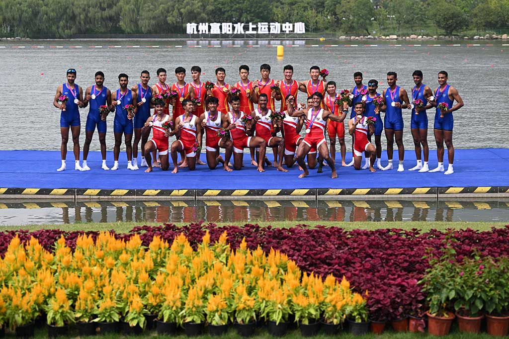 Delapan pedayung Indonesia pada nomor men's eight juga sempat menempel ketat Tiongkok selepas start. Namun, Rifqi Harits Taufiqurahman dkk. tak mampu mempertahankan posisinya setelah disalip India dan nyaris kehilangan podium jika saja mereka tak membalas serangan dari Uzbekistan jelang finis demi membawa pulang perunggu untuk Indonesia.