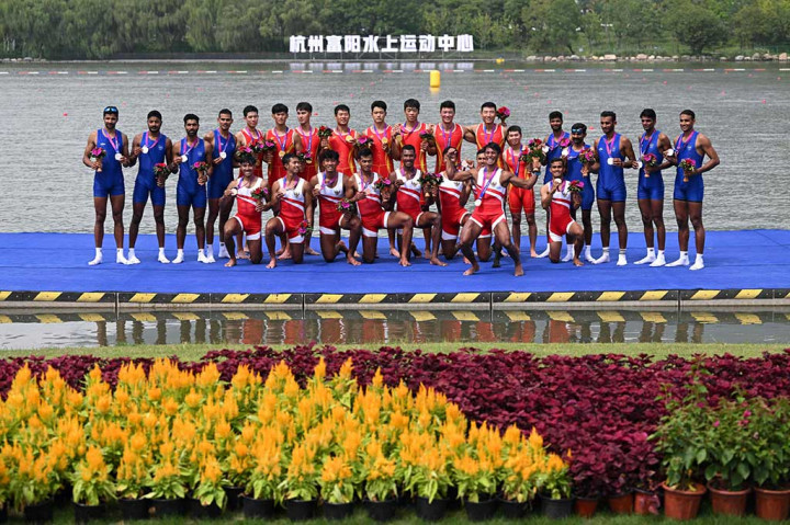 Delapan pedayung Indonesia pada nomor men's eight juga sempat menempel ketat Tiongkok selepas start. Namun, Rifqi Harits Taufiqurahman dkk. tak mampu mempertahankan posisinya setelah disalip India dan nyaris kehilangan podium jika saja mereka tak membalas serangan dari Uzbekistan jelang finis demi membawa pulang perunggu untuk Indonesia.