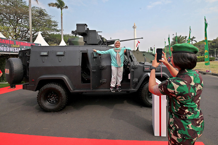 Seratus lebih alutsista tersebut mulai digelar pada tanggal 22-23 September, kemudian mulai dipamerkan selama 12 hari sejak Minggu, 24 September 2023 sampai dengan puncak HUT TNI pada tanggal 5 Oktober. Selama dipamerkan, masyarakat diperbolehkan melihat pameran alutsista TNI secara gratis di Monas.