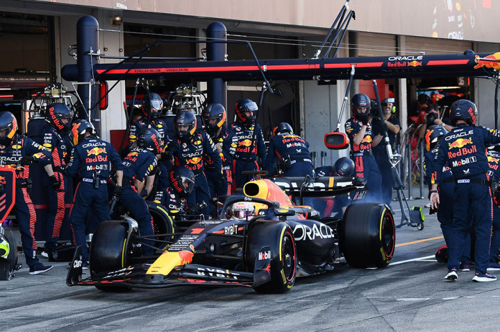 Pembalap Formula 1 dari tim Red Bull Max Verstappen berhasil menjuarai Grand Prix (GP) Jepang di Sirkuit Suzuka, Minggu, 24 September 2023. Verstappen unggul dari dua pembalap McLaren di posisi kedua dan ketiga yaitu Lando Norris dengan selisih 19,38 detik dan Oscar Piastri dengan selisih 36,49 detik.