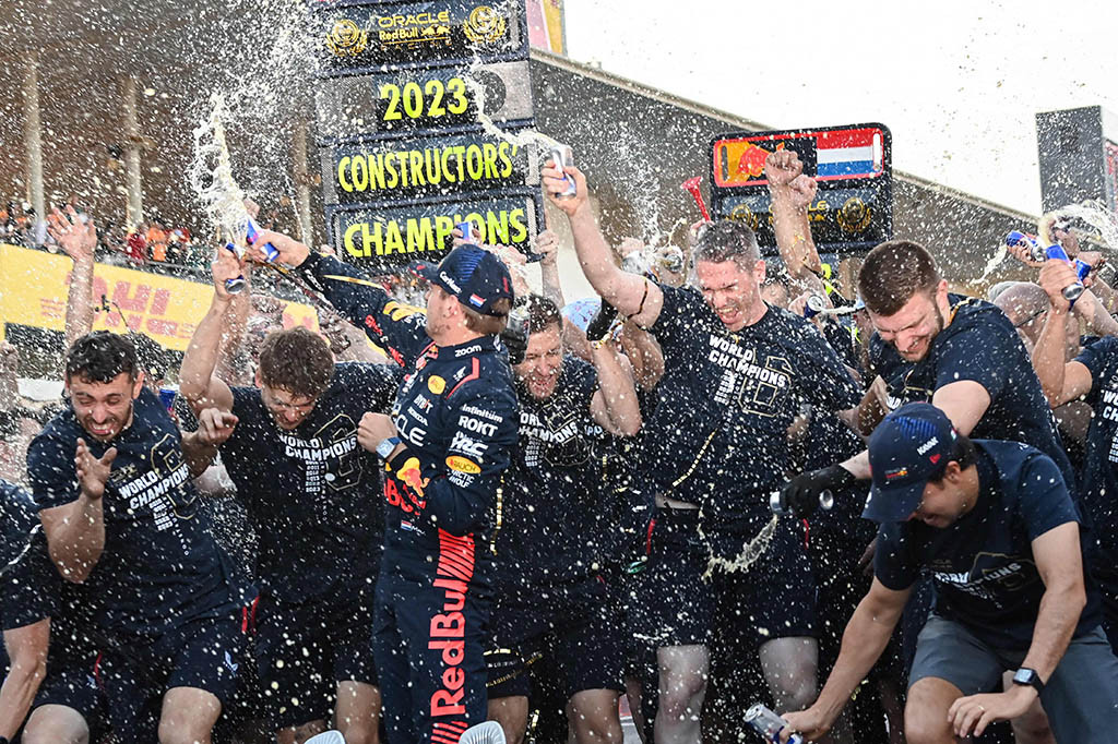 Kemenangan yang diraih Verstappen ini mengukuhkan timnya, Red Bull sebagai juara konstruktor F1 keenam kalinya atau kedua secara berturut-turut.