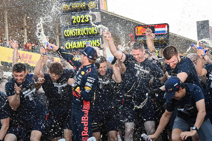 Kemenangan yang diraih Verstappen ini mengukuhkan timnya, Red Bull sebagai juara konstruktor F1 keenam kalinya atau kedua secara berturut-turut.