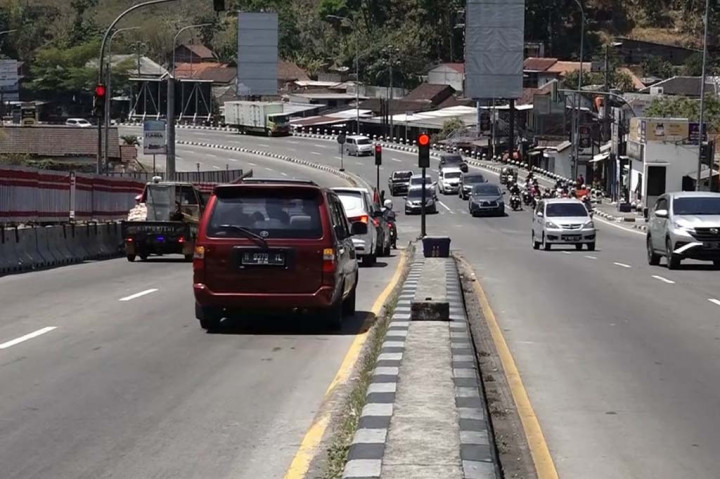 Jalur ke arah Selatan atau yang biasa dilalui oleh pengendara dari Semarang menuju Salatiga ialah jalur yang selama ini dianggap cukup rawan untuk dilalui. Sebagai gambaran, kontur menurun di jalur ini membentang sepanjang kurang lebih 2 kilometer. Ketika pengendara melaju dari arah Semarang, jalan menurun mulai tampak dari obyek wisata Dusun Semilir hingga Lampu Merah di Simpang Exit Tol Bawen itu sendiri.