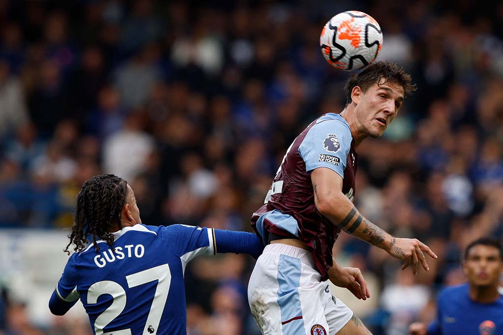 Memasuki babak kedua, Chelsea kembali mengambil inisiatif menyerang dan memiliki peluang melalui tendangan yang dilepaskan oleh Sterling, namun dapat dihalau Martinez.