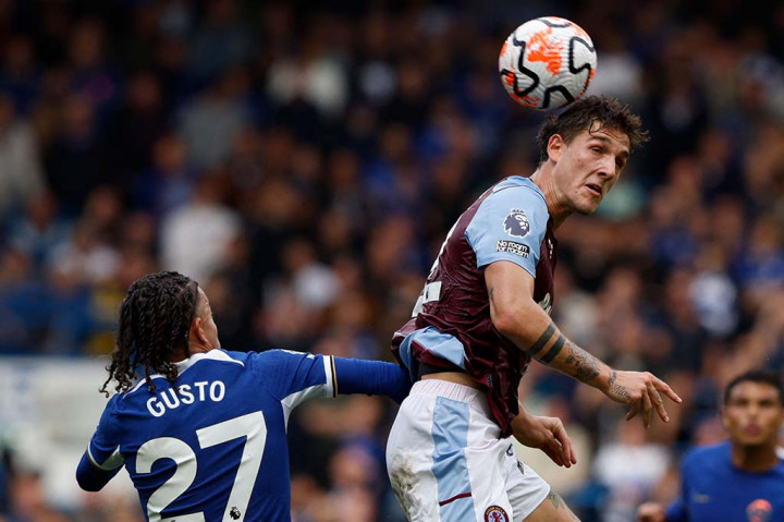 Memasuki babak kedua, Chelsea kembali mengambil inisiatif menyerang dan memiliki peluang melalui tendangan yang dilepaskan oleh Sterling, namun dapat dihalau Martinez.