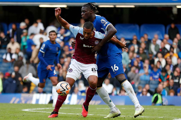 Chelsea memulai pertandingan dengan mengambil inisiatif menyerang terlebih dahulu setelah pada dua pertandingan sebelumnya gagal mencetak gol.