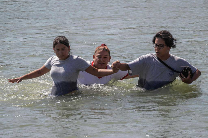 Ribuan pengungsi dan migran terus masuk melintasi perbatasan Amerika Serikat dari Meksiko. Mereka berkumpul dan memadati Kota El Paso di negara bagian Texas. Pemerintahan Presiden Joe Biden harus berjuang keras untuk membendung arus kedatangan tersebut.