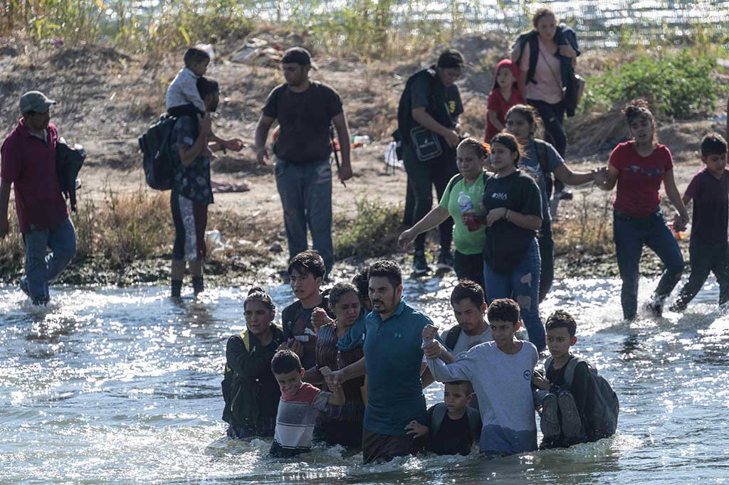 Para pejabat AS melaporkan hampir 9.000 orang menyeberang masuk pada akhir pekan ini. Kondisi itu menandai salah satu tingkat kedatangan migran tertinggi dalam beberapa bulan terakhir.
