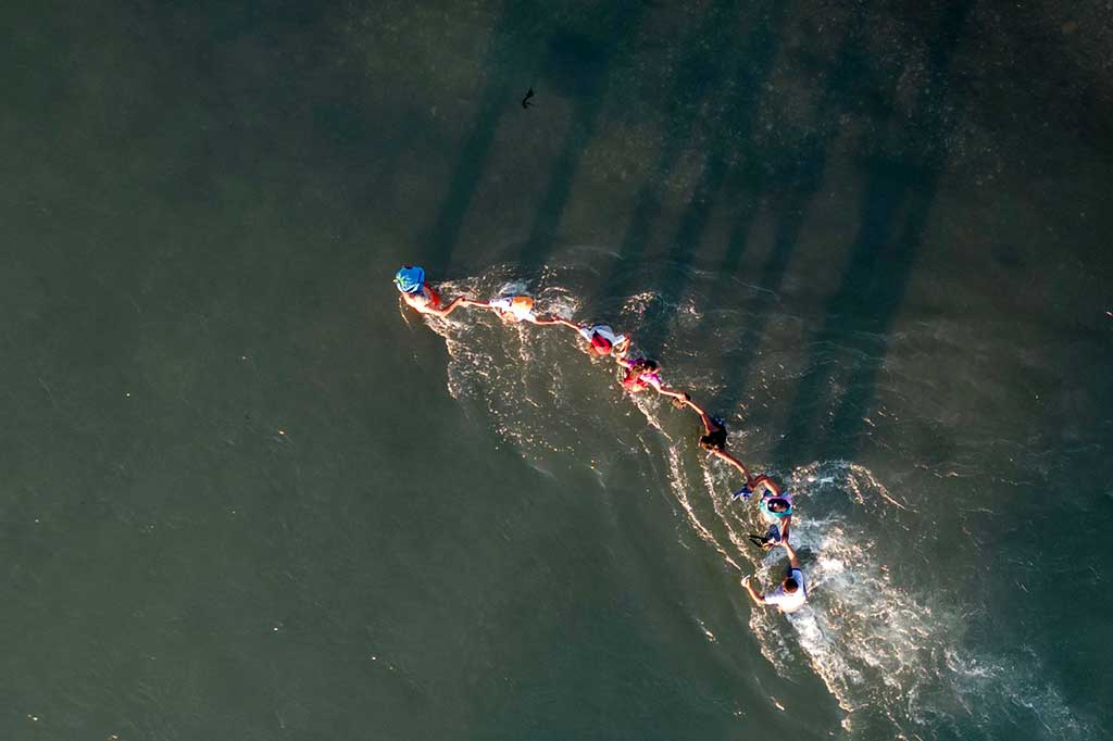 Wali Kota El Paso, Oscar Leeser, mengatakan bahwa lebih dari 2.000 orang mencari suaka di kota tersebut setiap hari. Jumlah itu berarti mengalami kenaikan dari 350-400 orang pada enam minggu lalu sehingga membuat sumber day yang ada menipis dan tempat penampungan menjadi penuh.