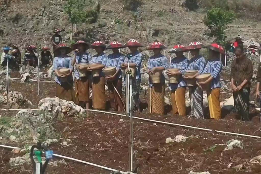 Tradisi ritual, yang mengusung 'luru banyu atau mencari air dilakukan oleh sedulur sikep, Kecamatan Sukolilo, Kabupaten Pati, Jawa Tengah, Minggu kemarin di saat kekeringan melanda. Ritual tersebut, dilaksanakan di bukit alang-alangan desa Kedumulyo, Kecamatan Sukolilo. Ritual tersebut, dihadiri oleh Rais Syuriah PWNU Jateng, KH Ubaidillah Shodaqoh, dan artis ibu kota Roy Marten.