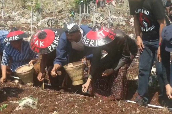 Tradisi tersebut dimulai, dengan warga berkumpul di ladang yang berada di atas bukit. Sebelum menanam, acara dibuka dengan tembang gambuh. Setelah itu, warga yang terdiri penganut kepercayaan sedulur sikep dan warga lainnya, bersama-sama menanam tanaman bawang merah.