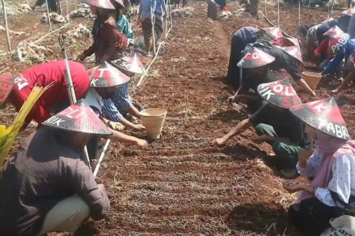 Ritual luru banyu atau mencari air ini, diharapkan bisa turun hujan dan warga bisa terlepas dari krisis air akibat kekeringan kemarau tahun 2023. 