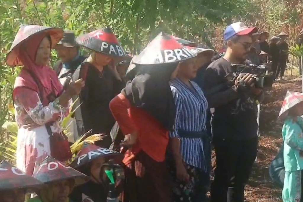 Warga sedulur sikep yang berada di wilayah pegunungan kendeng, Kecamatan Sukolilo, Kabupaten Pati, Jawa Tengah, menggelar tradisi luru banyu atau mencari air. Kegiatan ini, sekaligus dalam rangka memperingati hari tani nasional setiap tanggal 24 september.