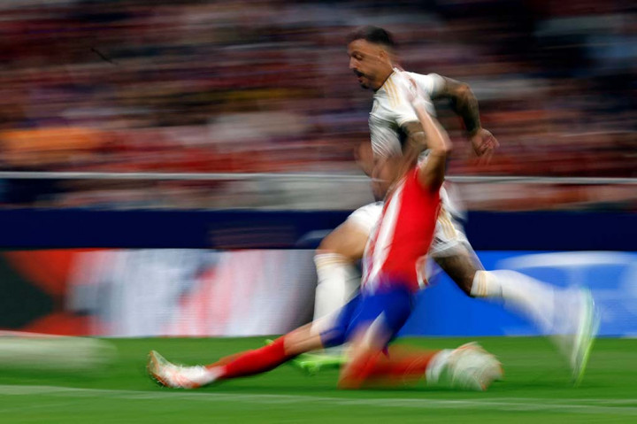 Atletico mengambil inisiatif menyerang terlebih dahulu dan sukses mencetak gol cepat melalui sundulan Alvaro Morata memanfaatkan umpan silang Lino pada menit ke-4 dan mengubah skor menjadi 1-0.