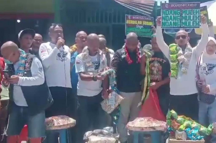 Ratusan warga dan pedagang di kabupaten Bojonegoro, Jawa Timur, nekat mencukur gundul rambutnya. Hal itu mereka lakukan sebagai bentuk syukur atas lengsernya bupati Anna Mu'awanah. Para pedagang dan warga bersyukur karena pada masa kepemimpinannya, bupati Anna Mu'awanah, dianggap telah menyengsarakan para pedagang.