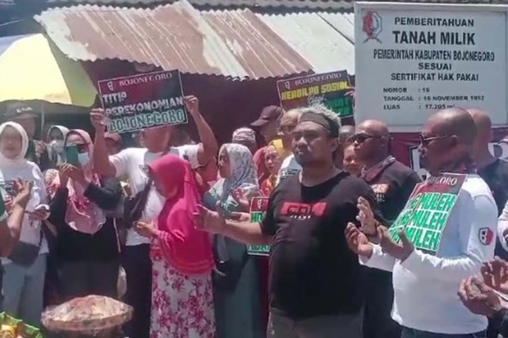Ratusan warga dan pedagang ini nekat mencukur gundul rambutnya dan melakukan aksi longmarch mengelilingi seputaran alun-alun dan jalan-jalan protokol kota Bojonegoro, Senin, 25 September 2023. Sambil membawa berbagai poster dan spanduk dengan bermacam tulisan mereka juga melakukan orasi di depan kantor pendopo Bupati Bojonegoro.
