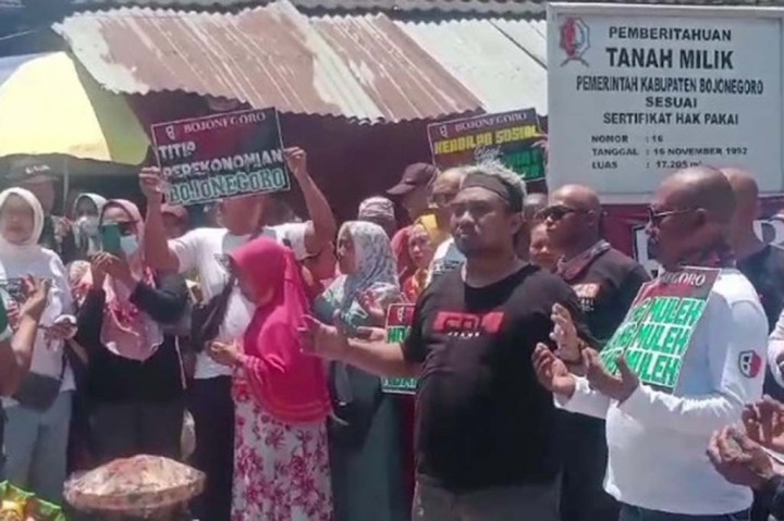 Ratusan warga dan pedagang ini nekat mencukur gundul rambutnya dan melakukan aksi longmarch mengelilingi seputaran alun-alun dan jalan-jalan protokol kota Bojonegoro, Senin, 25 September 2023. Sambil membawa berbagai poster dan spanduk dengan bermacam tulisan mereka juga melakukan orasi di depan kantor pendopo Bupati Bojonegoro.