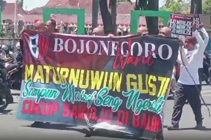 Mereka yang menggelar aksi ini adalah para pedagang, warga perkotaan serta puluhan tukang parkir yang sehari-hari bekerja dan berjualan di pasar induk tradisional kota Bojonegoro.