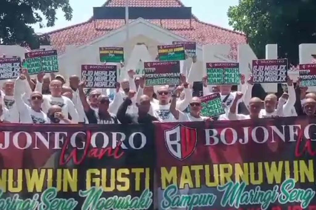 Dengan berakhirnya masa jabatan bupati pada tanggal 24 September 2023 kemarin, mereka merasa bersyukur dan bergembira. Sebab pada masa kepemimpinannya, bupati Anna Mu'awanah, yang pernah hendak memindahkan pasar induk tradisional kota Bojonegoro dianggap telah menyengsarakan nasib para pedagang.