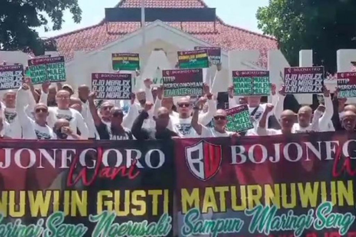 Dengan berakhirnya masa jabatan bupati pada tanggal 24 September 2023 kemarin, mereka merasa bersyukur dan bergembira. Sebab pada masa kepemimpinannya, bupati Anna Mu'awanah, yang pernah hendak memindahkan pasar induk tradisional kota Bojonegoro dianggap telah menyengsarakan nasib para pedagang.