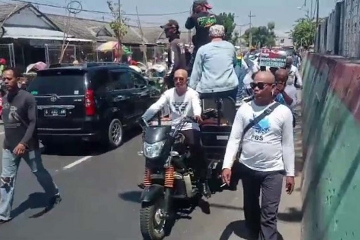 Namun para pedagang ini nekat menentang kebijakan bupati dengan tidak mau dipindahkan serta bersikukuh untuk mempertahankan pasar sampai masa jabatan bupati berakhir. Sehingga mereka bersyukur karena merasa sudah berhasil mempertahankan pasar.