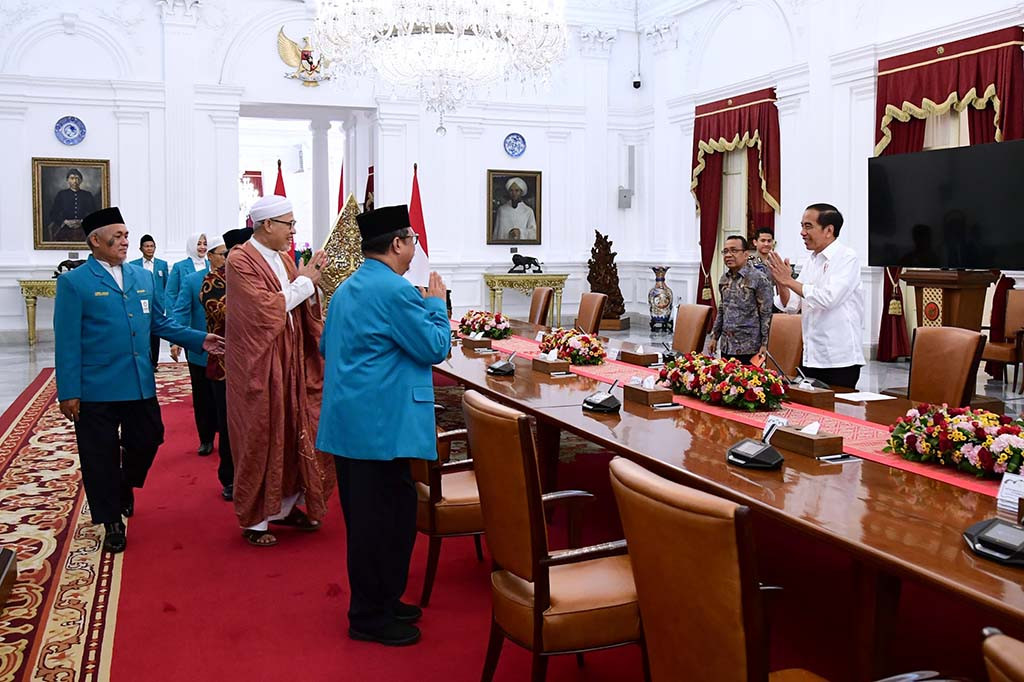 Presiden Joko Widodo menerima jajaran Pengurus Pusat Persaudaraan Muslimin Indonesia (PP Parmusi) di Istana Kepresidenan Jakarta, Senin, 25 September 2023.