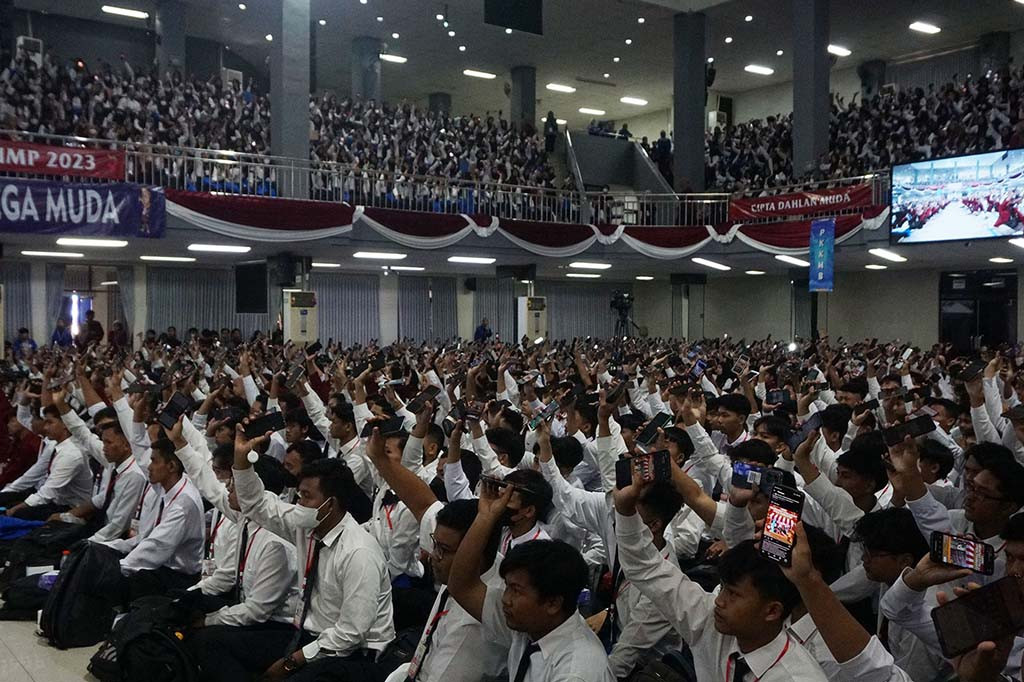 Para mahasiswa baru membuat titik lokasi UMKM terbanyak melalui aplikasi. MURI mencatat bahwa ada 4.055 titik baru UMKM yang telah dibuat oleh mahasiswa baru UMP.