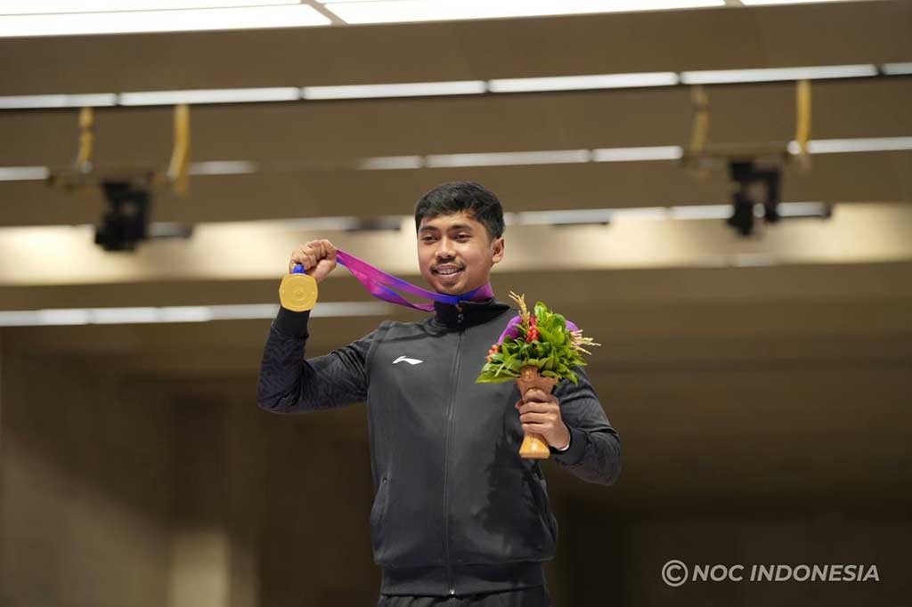Petembak Muhammad Sejahtera Dwi Putra menyumbangkan medali emas pertama bagi Kontingen Indonesia dalam Asian Games 2022, setelah mencatatkan skor tertinggi pada nomor 10 meter running target perorangan putra, Senin, 25 September 2023.
