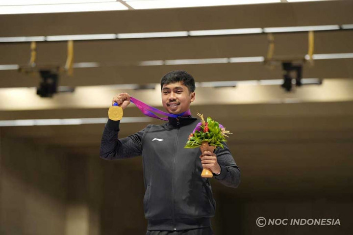 Petembak Muhammad Sejahtera Dwi Putra menyumbangkan medali emas pertama bagi Kontingen Indonesia dalam Asian Games 2022, setelah mencatatkan skor tertinggi pada nomor 10 meter running target perorangan putra, Senin, 25 September 2023.