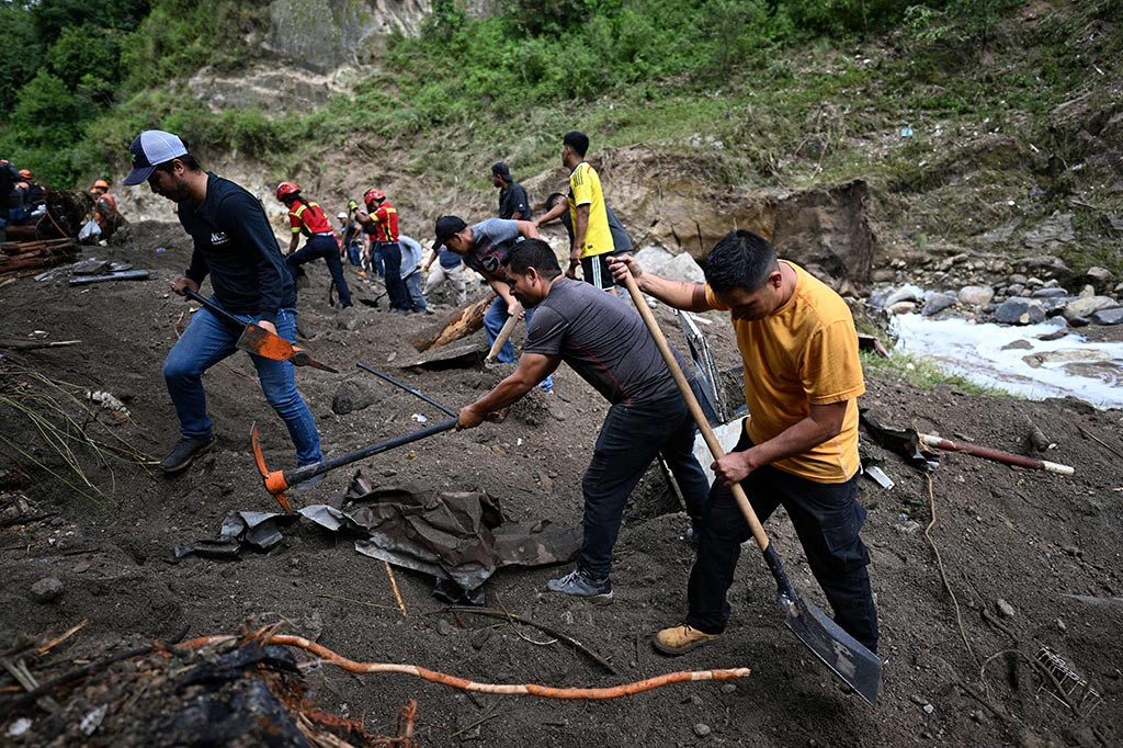 Tiga belas orang, termasuk delapan anak-anak, masih hilang setelah sungai merobek permukiman informal Dios es Fiel (Tuhan yang Setia) pada dini hari, menurut badan bantuan bencana Conred.