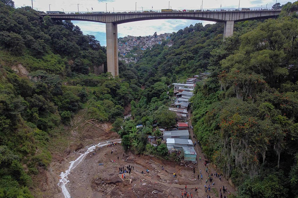 Dua anak-anak dan empat orang dewasa ditemukan tewas pada Senin, 25 September 2023 setelah sungai yang meluap akibat hujan lebat menyapu gubuk-gubuk yang dibangun di tepi sungai di ibu kota Guatemala, kata pihak berwenang.