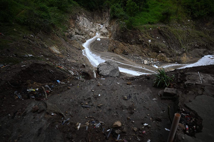 Sungai Naranjo menghanyutkan enam rumah, yang sebagian besar dibangun dari lembaran seng, di bawah jembatan di pusat Kota Guatemala, kata juru bicara Conred Rodolfo Garcia kepada wartawan.