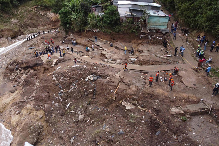 Ratusan petugas pemadam kebakaran, polisi, tentara, dan relawan mengambil bagian dalam upaya penyelamatan.