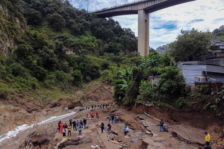 Ratusan warga ibu kota yang membutuhkan membangun rumah mereka di tepi sungai meskipun ada larangan dari pemerintah kota karena sungai tersebut mengandung air limbah perumahan dari sistem pembuangan limbah ibu kota.