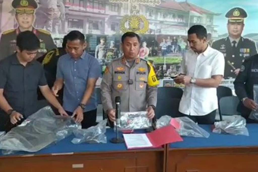 Kedua tersangka adalah teknisi dan pemilik sekaligus manajer operasional Ayu Terra Resort. 