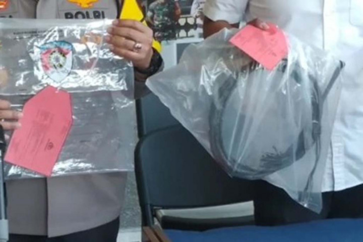 Setelah memeriksa 26 saksi dan 6 ahli serta mengumpulkan 11 alat bukti berupa tali sling, bantalan rem dan peralatan lain pada lift yang mengalami musibah di Ayu Terra Resort Ubud Gianyar, penyidik Satreskrim Polres Gianyar dan Polda Bali akhirnya menaikan status dua saksi menjadi tersangka. 