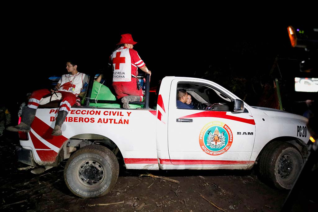 Puluhan pekerja penyelamat dikerahkan di daerah tersebut untuk mencari orang hilang, kata pihak berwenang.