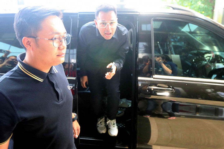 Artis Raffi Ahmad dengan didampingi oleh beberapa stafnya menyambangi Gedung Merah Putih Komisi Pemberantasan Korupsi (KPK), Jakarta Selatan, pada Selasa, 26 September 2023 siang.