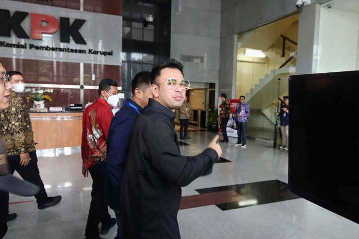 Meski demikian Raffi hanya menjawab singkat kedatangannya untuk kegiatan podcast bersama KPK.